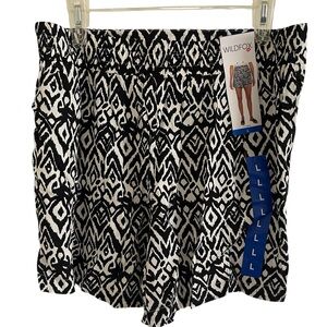 Wildfox
Wildfox Geometric Print Black & White Pull On Shorts Size Large